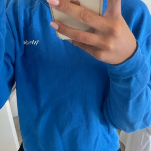 Blå sweatshirt - Blå sweatshirt från Wrangler i storlek S. Köparen står för frakten🤍