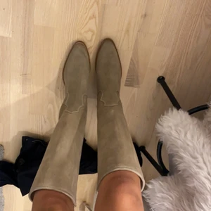 Stövlar - Kollar om det finns nått intresse för dessa stövlar. Storlek 38 aldrig använda💕