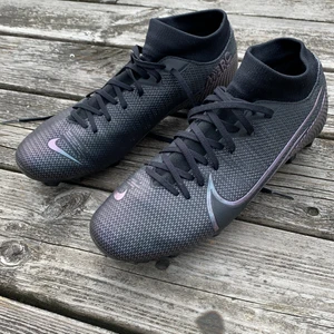 Nike fotbollsskor - Nike mercurial fotbollsskor säljer pga för små. Storlek 39 och 8/10 skick 