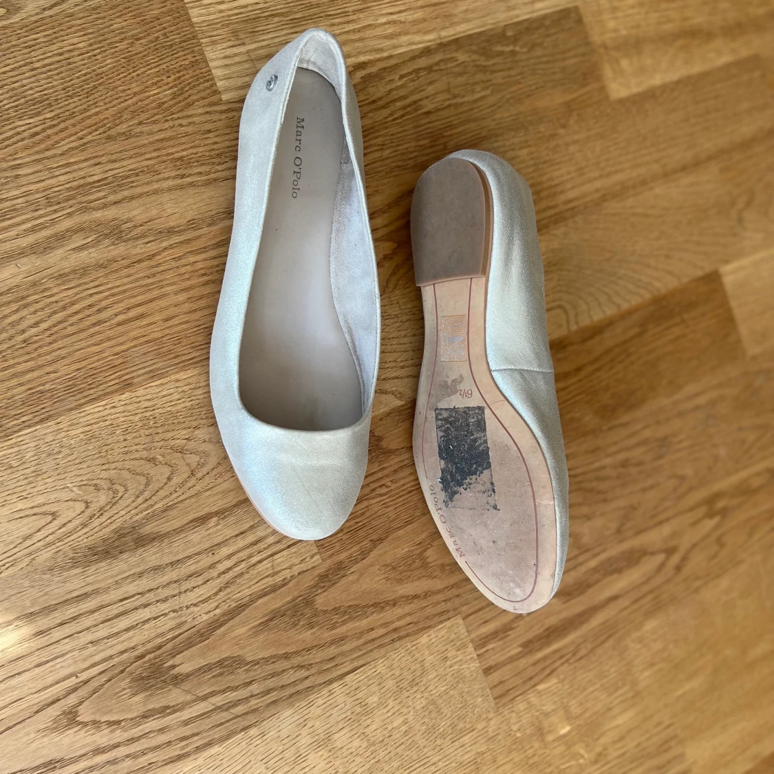 Mjuka ballerinaskor i silver  - 90