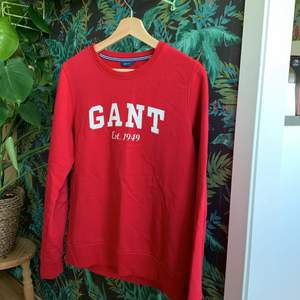 En röd Gant tröja i storlek M✨. Inga tecken på användning🥰. 250kr + frakt ( 39kr )💗🌸