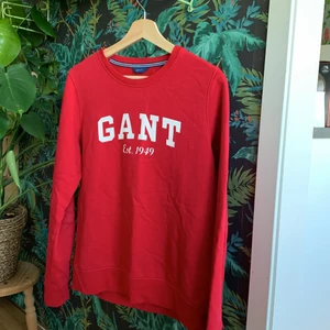 Gant tröja - En röd Gant tröja i storlek M✨. Inga tecken på användning🥰. 250kr + frakt ( 39kr )💗🌸