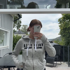 Grå hoodie med dragkedja från hollister strl S  - Grå hoodie med dragkedja från hollitser strl 