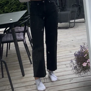 Svarta vida jeans strl S - Svarta vida jeans från lager 157. Sitter bra på mig som är 165cm.