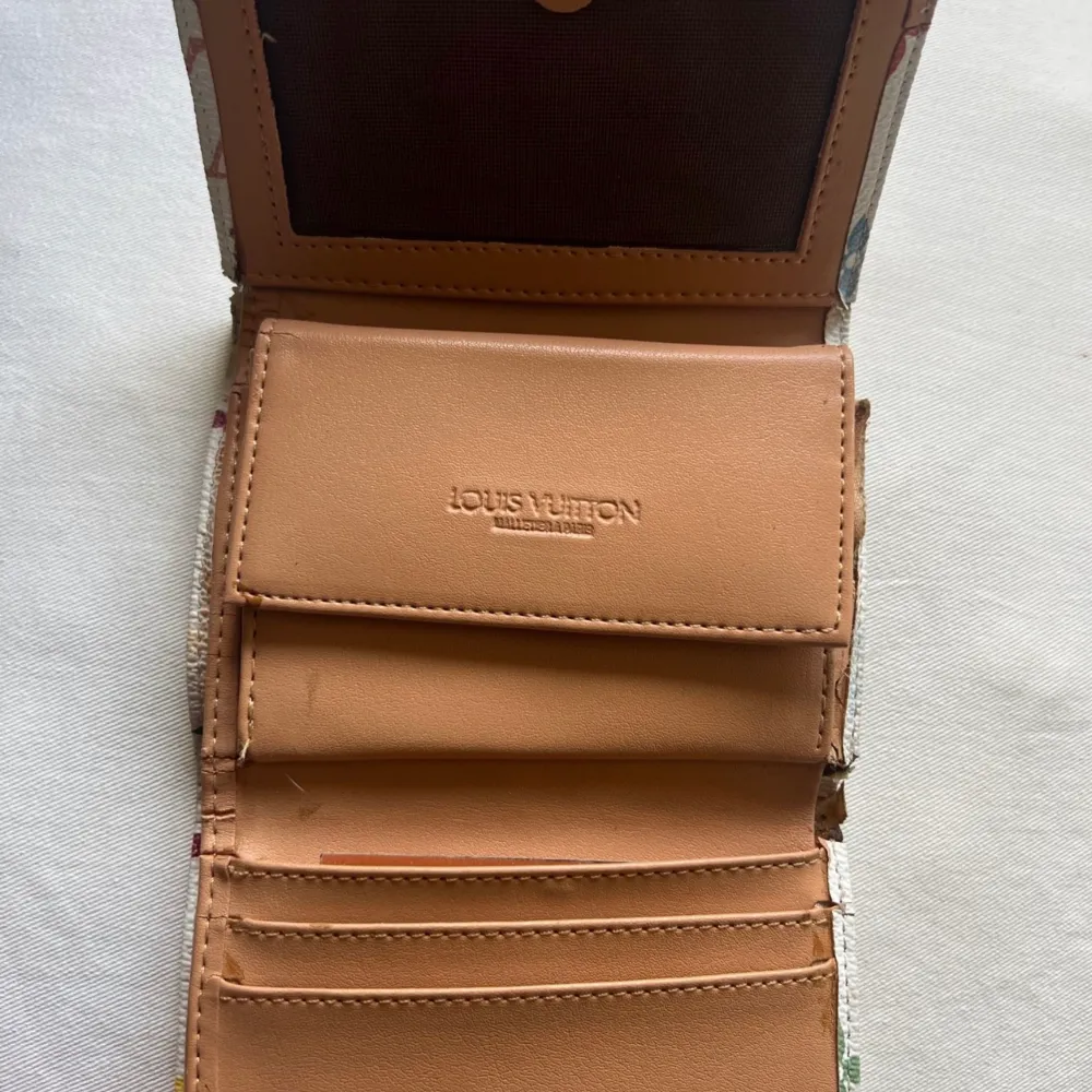 Louis Vuitton plånbok Kopia från tidigt 90tal Ganska ovanligt LV mönster Lite sprucken i insidan men inga skador utanpå👍🏻. Accessoarer.