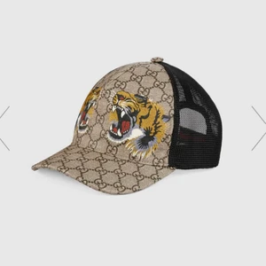 Gucci keps - Säljer min gucci keps som jag haft sen i början på mars, den är 9/10 och köptes för 3400 kr säljer den för 1000 kan gå ner i pris vid snabnaffär
