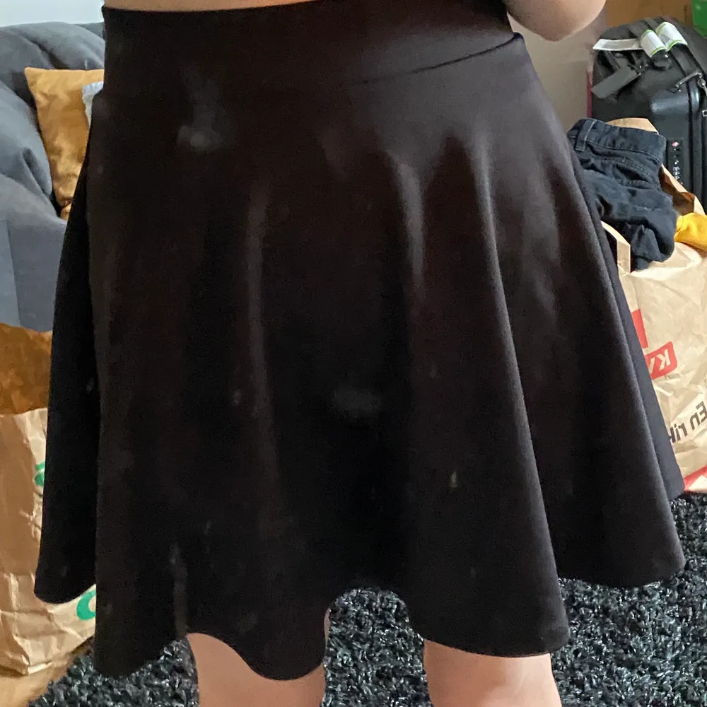En svart kjol från KappAhl som är nästan o använd, lappen där back är lite sönder men de är ingen fara! Den är jätte bra och åker inte ner så lätt! ⚠️ PÄLSDJUR I HEMMET⚠️. Kjolar.