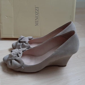 minozzi beige höga klackar - Beige höga klackar i bra skick. Superbekväm.