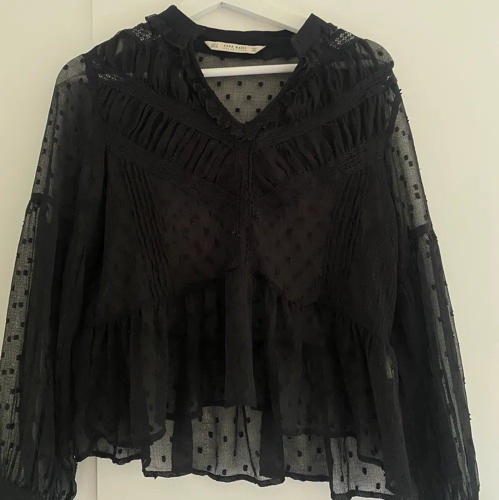 Så fin svart blus från Zara i storlek S!!🖤🖤 köpare står för frakt!!. Blusar.