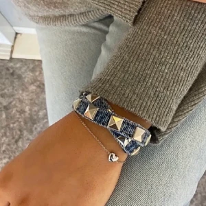 Nitarmband i jeanstyg - Skit snygga nitarmband i jeanstyg! Görs efter beställning. INGET MÄRKE!! Köparen står för frakt (29kr)