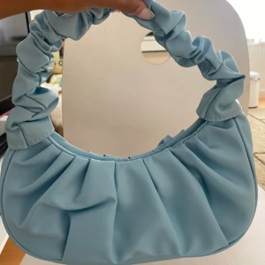 Ljusblå Croissant bag - Vanlig ljusblå liten väska och endast använts en gång. Säljs billigt vid snabb affär. 