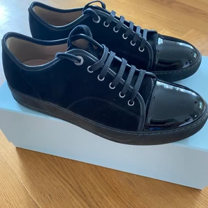 Lanvin skor - Säljer dessa lanvin skor i toppskick. Använt skorna ca 2 gånger. Storlek uk 9 (passar 44) Skriv för mer bilder!