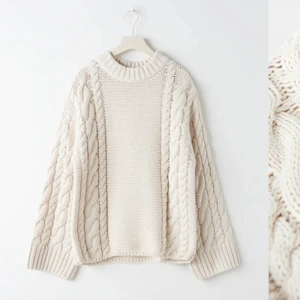 Stickad tröja från Gina Tricot 🤎 - Säljer nu denna populära stickade tröjan från Gina Tricot, som är helt slutsåld på hemsidan!⚡️ Den är verkligen superfin och bekväm, och i storlek M.🤎 Använd fåtal gånger, så i nyskick! 