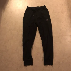 Svarta mjukis byxor från Kappahl  - Svarta mjukisbyxor i storlek 164 från Kappahl. Jag har använt dom flertal gånger men dom är inte så slitna. Säljer dom för 60 kr Köpte dom för 100kr. Ni står för frakt 