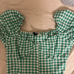 Grönrutig klänning - VÄRLDENS SÖTASTE KLÄNNING från h&m förra året, har aldrig använts då den är ur min comfort zone men så himla söt! Stlr 44 men den passar någon storlek mindre också. Frakt tillkommer 💓💕💗🫶