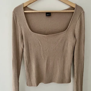Ribbad tröja - Beige, ribbad, långärmad tröja från Gina Tricot. Dam strl M. Fint skick.☺️