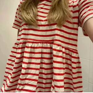 Randig volangtopp - Trendig topp från zara! Kommer inte till användning ❤️ använd fåtal gånger LÅNAD BILD