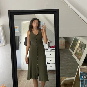Grön klänning  - Grön klänning med knäppning💚 supersöt och väldigt mycket Rachel green vibes💚 passar från XS-M och är den perfekta vardagsklänningen😍