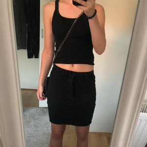 Jeanskjol - Säljer denna jättefina jeanskjolen som är köpt på GinaTricot!😍 Den är i storlek XS och är väldigt stretchig så den kan passa mig som har S. Den är välanvänd men fortfarande i fint skick🥰 Köptes för 299kr och säljer för 50kr+ frakt🤩