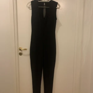 Byxdress - Byxdress med genomskinlig öppning vid byst 