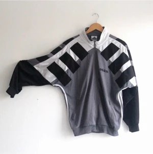 Retro Adidasjacka - Retro Adidasjacka i fett bra skick!! Jätteskön och najs oversized passform.