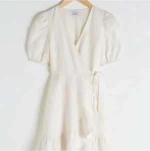 & other stories vit linneklänning 32 - En vit linneklänning från & Other stories. Jättefint skick, men behöver ev strykas. Inga fläckar eller dylikt. Storlek 32/XXS.  Säljes pga för kort för mig som är 175. 