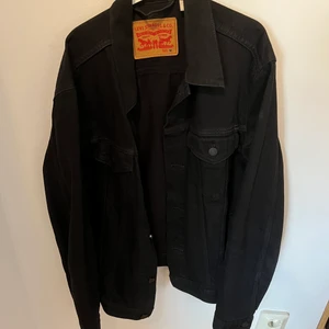 Levi’s svart jeansjacka - Levi’s svart jeansjacka storlek M. Den är använd men i bra skick, säljer för att den inte passar