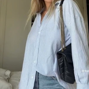 Oversized randig skjorta - Somrig skjorta från zara som aldrig är använd. Strl XS men oversized så passar även S. Första bilden lånad från pinterest