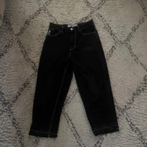 Skiitsnygga svarta big boy jeans, slitna vid bakfickan. Har sprättat upp sömmarna längst ner så att dom blir längre :) kan även byta mot ett par blåsvarta i storlek M