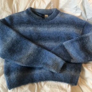 Blå h&m stixkad tröja - Säljer då den inte kommer till användning längre, den är i gott skick, men använd😊