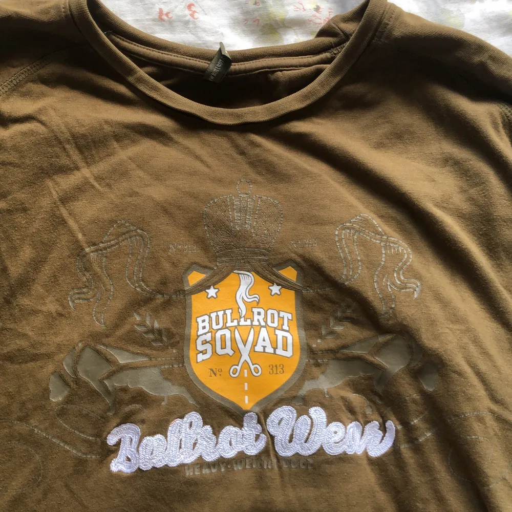 Snygg oversized t-shirt från 2000-talsmärket Bullrot Wear. Köpt second hand. Små tecken på användning men inga tydliga defekter. Kan mötas upp på Södermalm, annars betalar köparen för frakten.. T-shirts.