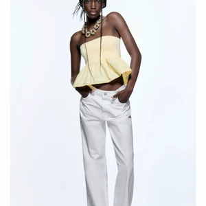 Gul topp zara - Såå fin topp från zara som tyvärr inte kommer till användning, därav säljer jag OBS  Toppen har en liten liten fläck på sig, inget man i stort sätt tänker på men vill informera så inte missförstånd sker ❤️ 