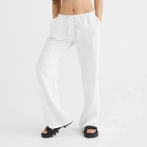 H&M Linnebyxor strl XXS - Säljer ett par super snygga vita lågmidjade linnebyxor från hm. Har använt dem ett par gånger men dem ser ut som nya. 