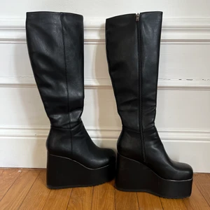 Lamoda boots platform - Storlek: 39. Skick: Som nya, använd 1 gång. Möts i stockholm eller fraktar 🖤