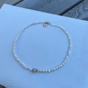 pärl halsband  - pärlhalsband med rosguldigt hjärta i fejk diamanter. fint skick🤍