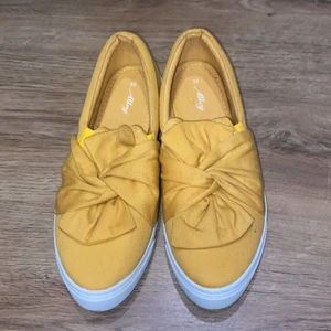 Skor - Oanvända skor från alley i storlek 39