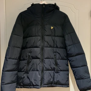 Dunjacka Lyle & Scott - Marinblå Lyle & Scott dunjacka storlek xs. Sparsamt använd, mycket fin. 