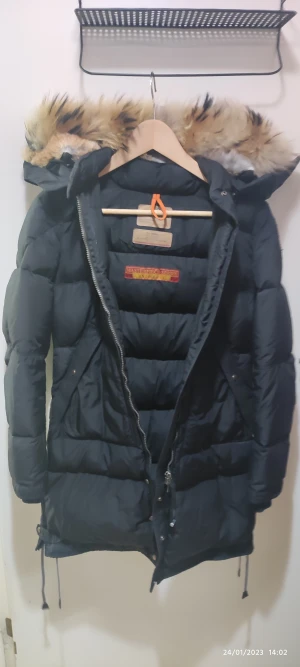 Parajumper longbear dunjacka Stl XXS  - Parajumper longbear Stl XXS i fint skick .. Negativa hakarna som knäpps fast i huvan är tyvärr borttappade  Fler bilder finns vid seriöst intresse  Kan skickas  Finns i Hägersten 