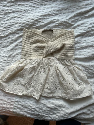 Zara topp - Populär topp från zara! Ett band har lossnat lite på insidan menninget som synd eller påverkar hur den sitter🫶