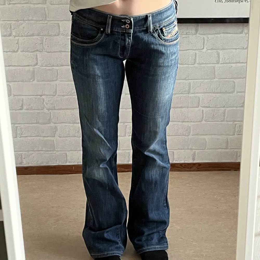 Säljer dessa Diesel jeans som är i väldigt fint skick för att dem inte kommer till användning! Storlek 31 vilket passar mig med mått 88 i höfter, 72 i midja och 100 i stuss. Är även 162 cm lång för referens, tycker dem går fint över skor. . Jeans & Byxor.