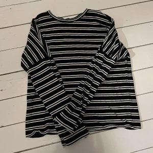 Monki - Randig tröja från Monki +frakt