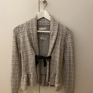 Odd Molly kofta - Säljer min Odd Molly kofta då jag inte använder den. Den knappt använd och sitter mycket snyggt på en!💕. Odd Molly storlek: 0 + frakt 📦 