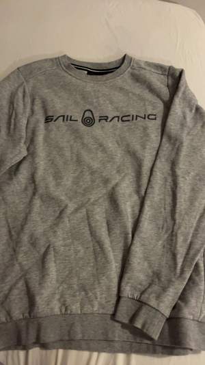 Sail Racing tröja, köp i slutat av 2022 knappt använd. Nypris 699kr säljer för 300kr. Storlek 160 vilket motsvarar XS/S