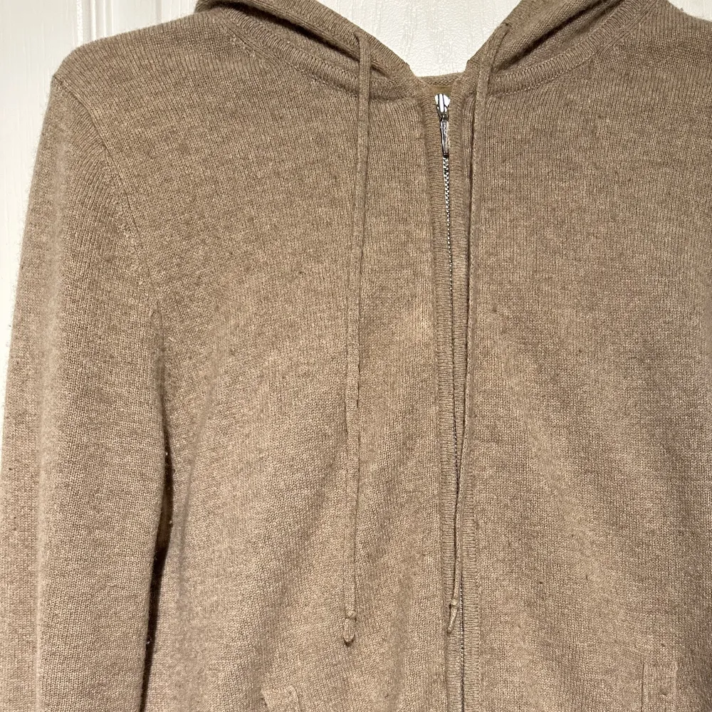 Säljer denna ursnygga hoodie ifrån Soft Goat som inte längre kommer till andvändning. Tröjor & Koftor.