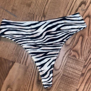 Bikini  - Bikini trosa aldrig använd. Kommer från Gina tricot och än i nyskick.