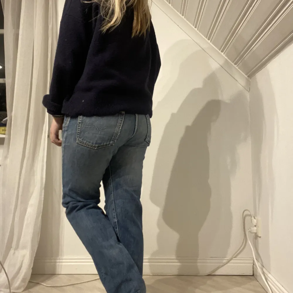 Low waist vintage jeans i killmodell men så snygga på tjej också💞 jag har 36-38💕. Jeans & Byxor.