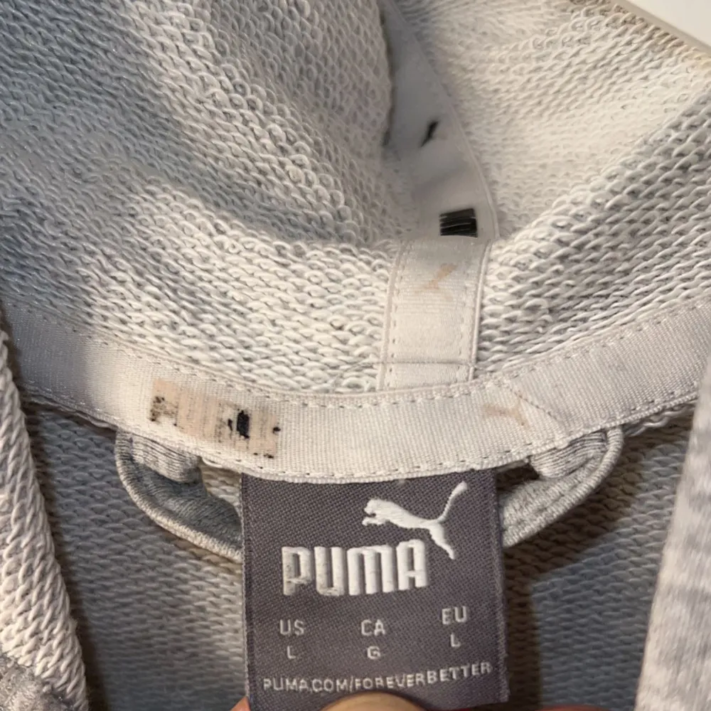 Puma hoodie i storlek L men sitter som en S.  Aldrig använd i min ägo . Hoodies.