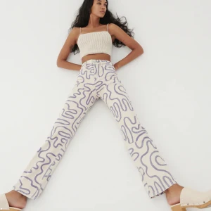 Zara jeans - printed straight leg jeans zara🙌💓 as snygga jeans från zara med mönster☺️ aldrig använda med lappen kvar! 2 bilden är min!