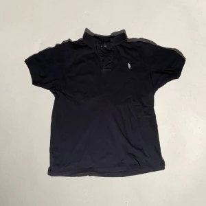 Polo pique  - En pique tisha polo, helt ny inte använde då den är för liten för mig. 