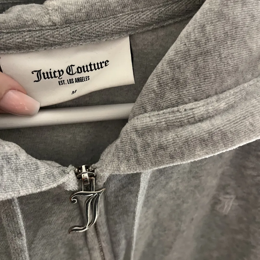 En grå Juicy Couture tröja i storlek M. Den är i väldigt bra skick, knappt använd. (Tryck inte på köp nu!! Skriv till mig istället). Tröjor & Koftor.
